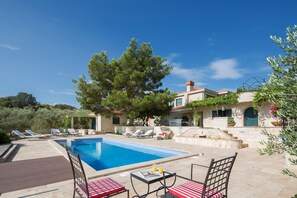 Villa | 6 bedrooms - Drage in Prgomet With 6 Bedrooms and 5 Bathrooms (Kastela)