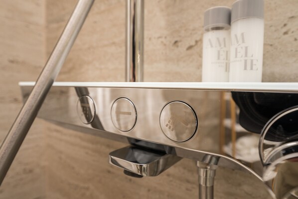 A bathroom with a chrome faucet and a shelf holding toiletries. - Sarah in Vodice With 3 Bedrooms and 2 Bathrooms (Vodice)