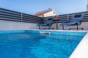 A rooftop pool area with two lounge chairs and a table with drinks. - Sarah in Vodice With 3 Bedrooms and 2 Bathrooms (Vodice)