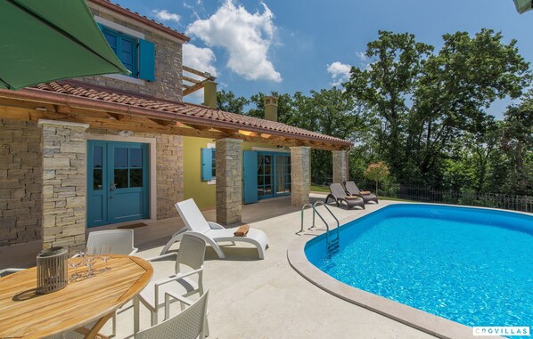 A house with a swimming pool, outdoor seating, and a covered patio. - Provence in Vardica Umag (Umag)