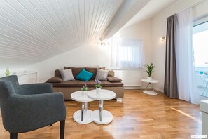 Villa | 6 bedrooms - Mandre in Kolan With 6 Bedrooms and 4 Bathrooms (Kolan)