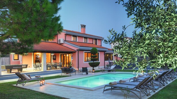 A house with a swimming pool, outdoor seating, and a well-maintained garden. - Ines in Pula With 5 Bedrooms and 1 Bathrooms (Pula)