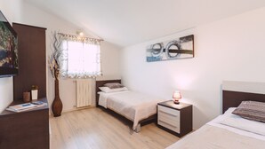 A bedroom with a bed, bedside table, lamp, and a window with curtains. - Ines in Pula With 5 Bedrooms and 1 Bathrooms (Pula)