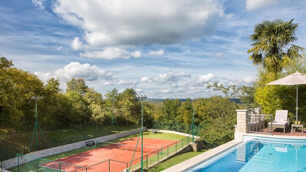 A swimming pool with a tennis court and a lounge area. - Vlastelini I in Labin (Labin)