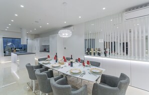 A modern dining area with a long table set for six, surrounded by grey chairs. - Gabrijela in Ka Telir (Kastelir-Labinci)