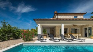 A modern house with a swimming pool, outdoor seating, and a patio area. - Magdalena in Labin With 5 Bedrooms and 5 Bathrooms (Labin)
