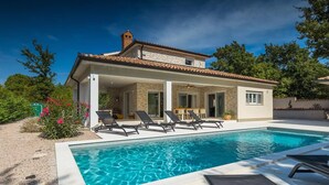 A modern house with a swimming pool, outdoor seating, and a stone facade. - Magdalena in Labin With 5 Bedrooms and 5 Bathrooms (Labin)