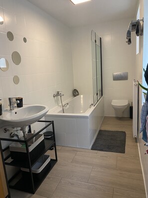 Haartrockner, Handtücher, Seife, Shampoo