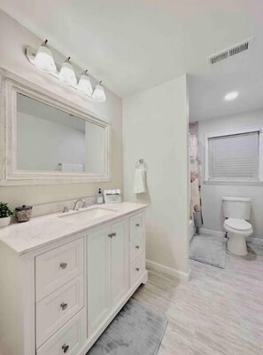 Shower, hair dryer, bidet, towels - 6PAX SUITES KL Pavilion @ Bukit Bintang NETFLIX (Kuala Lumpur)