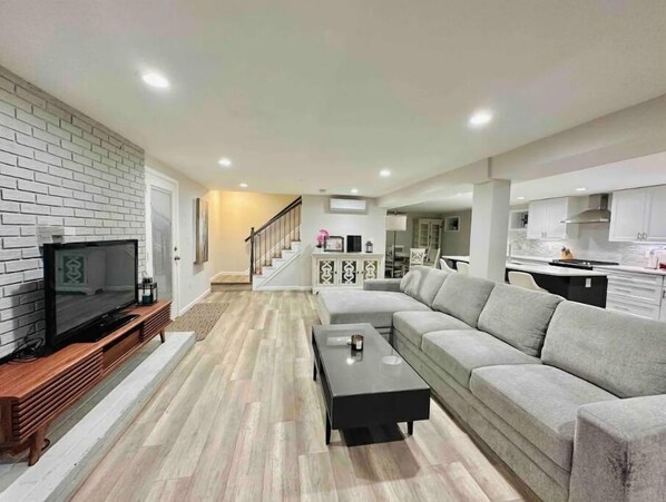 Living area - 6PAX SUITES KL Pavilion @ Bukit Bintang NETFLIX (Kuala Lumpur)