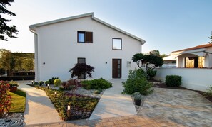 Villa | 3 bedrooms - Caprice in Milohnic With 3 Bedrooms and 3 Bathrooms (Krk)