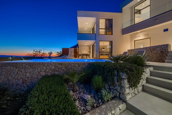 Villa | 4 bedrooms - Bellevue in Bast Ba ka Voda (Baska Voda)