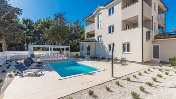 House | 13 bedrooms