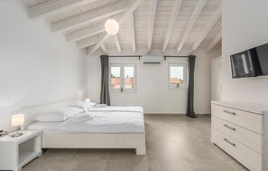 House | 13 bedrooms