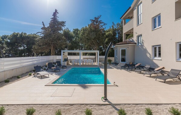 House | 13 bedrooms