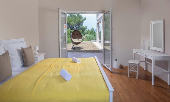 Un dormitorio con cama, escritorio y silla.