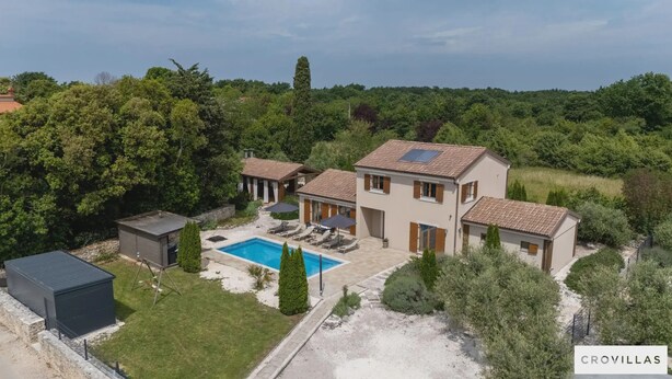 Eine Villa mit Swimmingpool, mehreren Zimmern und einem Garten.