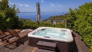 A hot tub on a wooden deck with a view of the sea. - Makar in Makarska With 2 Bedrooms and 1 Bathrooms (Makarska)
