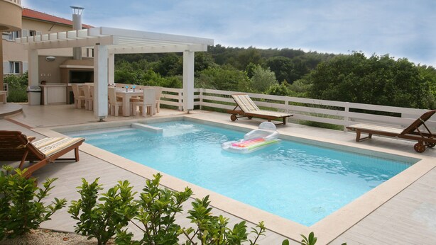A pool area with lounge chairs, a barbecue setup, and a pergola. - Bianca Pula in Pula With 8 Bedrooms and 4 Bathrooms (Medulin)