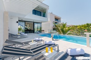 Villa | 3 bedrooms - Pax in Sutivan With 3 Bedrooms and 3 Bathrooms (Sutivan)