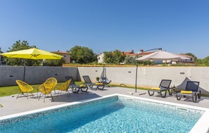 A swimming pool with lounge chairs and a yellow umbrella. - Elite 1 in Pula With 4 Bedrooms and 4 Bathrooms (Pula)