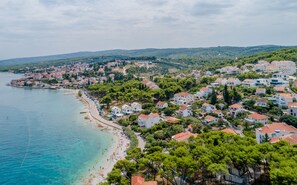 A coastal town with a beach, houses, and a hilly landscape in the background. - Vitae in Sutivan With 3 Bedrooms and 3 Bathrooms (Sutivan)