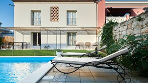 A modern villa with a swimming pool, outdoor seating, and a well-maintained garden. - Mediterranea in Umag (Umag)