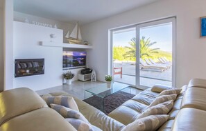 Villa | 5 bedrooms - Vrbnik in Vrbnik With 5 Bedrooms and 3 Bathrooms (Vrbnik)