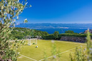 Villa | 5 bedrooms - Vrbnik in Vrbnik With 5 Bedrooms and 3 Bathrooms (Vrbnik)