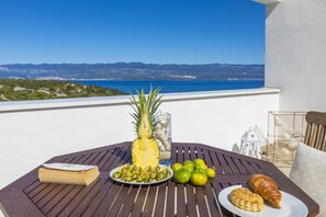 Villa | 5 bedrooms - Vrbnik in Vrbnik With 5 Bedrooms and 3 Bathrooms (Vrbnik)