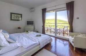 Villa | 5 bedrooms - Vrbnik in Vrbnik With 5 Bedrooms and 3 Bathrooms (Vrbnik)