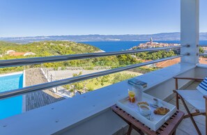 Villa | 5 bedrooms - Vrbnik in Vrbnik With 5 Bedrooms and 3 Bathrooms (Vrbnik)