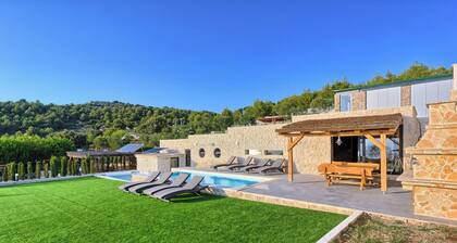 Vita in Muter With 6 Bedrooms and 6 Bathrooms