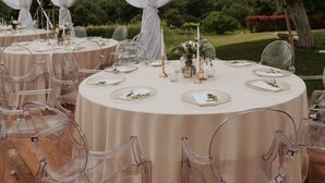 Round tables with clear chairs, white tablecloths, and floral centerpieces. - Poropati in Groznjan (Groznjan)