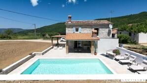 A stone house with a tiled roof, a swimming pool, and outdoor seating. - Flego in Motovun With 2 Bedrooms and 1 Bathrooms (Motovun)
