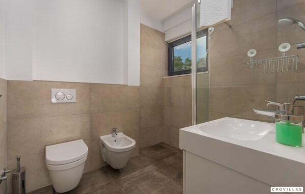 A modern bathroom with a toilet, bidet, and sink. - Terra in Go an Draguzeti (Barban)