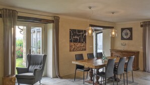 A dining area with a wooden table, six chairs, and a chandelier. There is a painting on the wall and a clock above the table. - Benvenuti in Motovun (Motovun)
