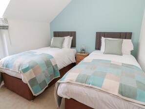 2 makuuhuonetta, yksilöllisesti sisustettu, yksilöllisesti kalustettu