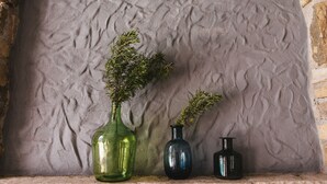 Three vases with plants on a textured wall. - Vigini in Gro Njan With 5 Bedrooms and 1 Bathrooms (Groznjan)