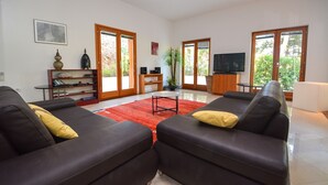 A modern living room with a sofa set, a coffee table, and a TV. - Bianco in Grohote Rogac Olta (Solta)