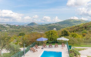 Villa | 3 bedrooms - Ana in Karojba With 3 Bedrooms and 3 Bathrooms (Karojba)