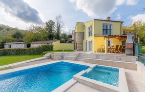 Villa | 3 bedrooms - Ana in Karojba With 3 Bedrooms and 3 Bathrooms (Karojba)