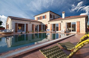 A two-story house with a swimming pool, outdoor seating, and a stone facade. - White Pearl in Abruni i (Svetvincenat)