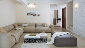 Una sala moderna con un sofá modular, una mesa de centro y un tapete decorativo.