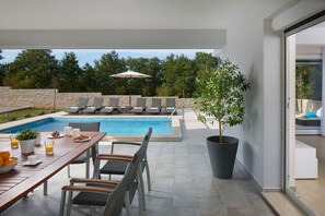 Villa | 4 bedrooms - Tireli in Kr an With 4 Bedrooms and 4 Bathrooms (Krsan)