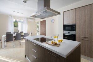 Villa | 4 bedrooms - Tireli in Kr an With 4 Bedrooms and 4 Bathrooms (Krsan)