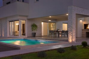 Villa | 4 bedrooms - Tireli in Kr an With 4 Bedrooms and 4 Bathrooms (Krsan)
