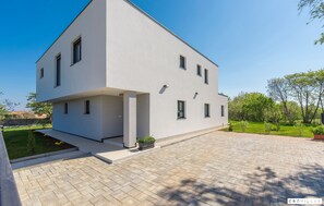 Villa | 3 bedrooms - Lucija in Mar ana With 3 Bedrooms and 3 Bathrooms (Marcana)