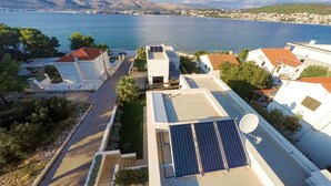 A residential area with a view of the sea and mountains. - Sunce in Okrug Gornji (Okrug)