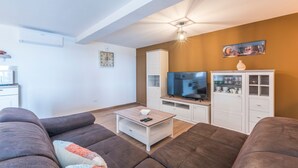 A living room with a sofa, coffee table, TV, and cabinets. - Lanca in Sveti Lovre (Sveti Lovrec)